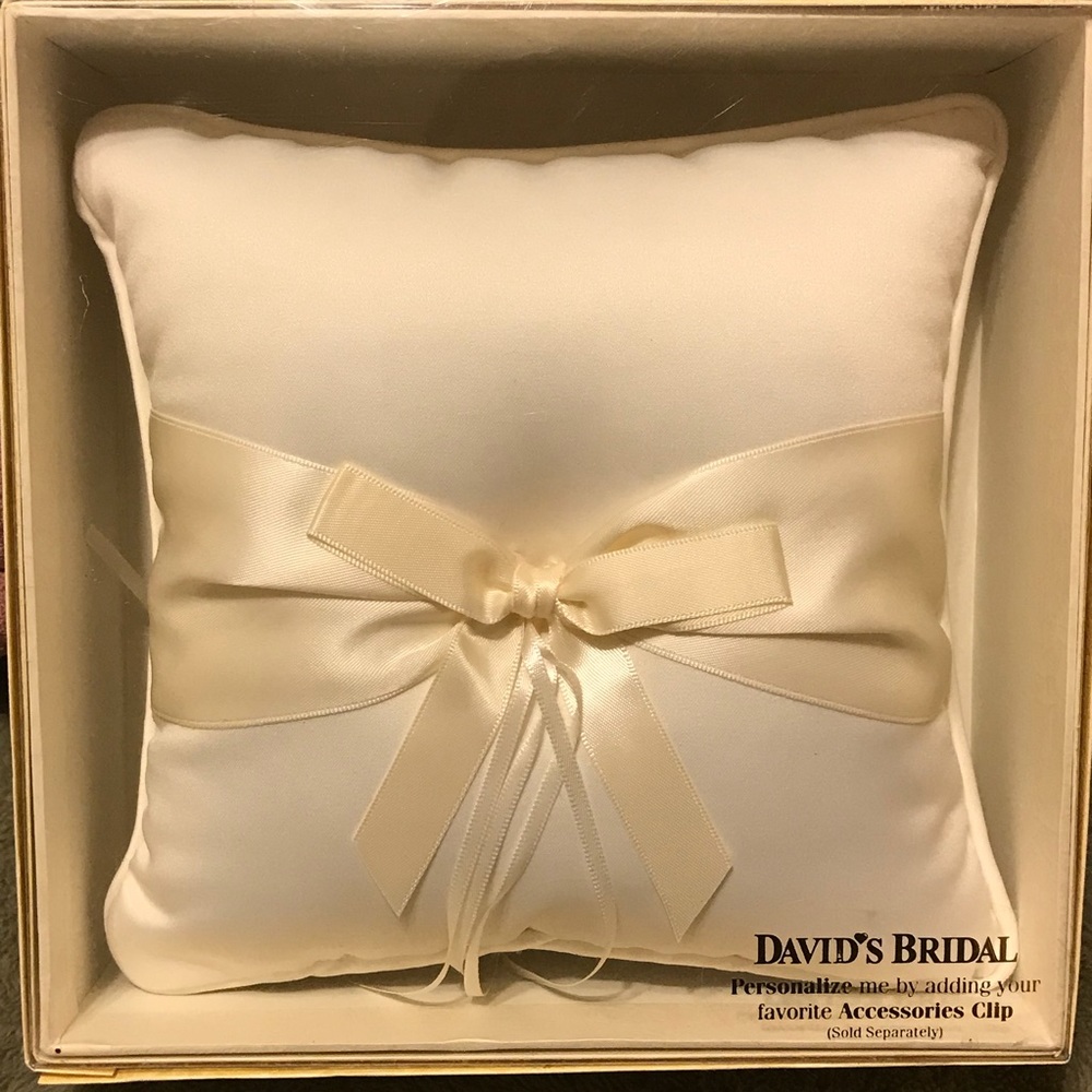 NWT David’s Bridal Ivory Ring Bearer Pillow